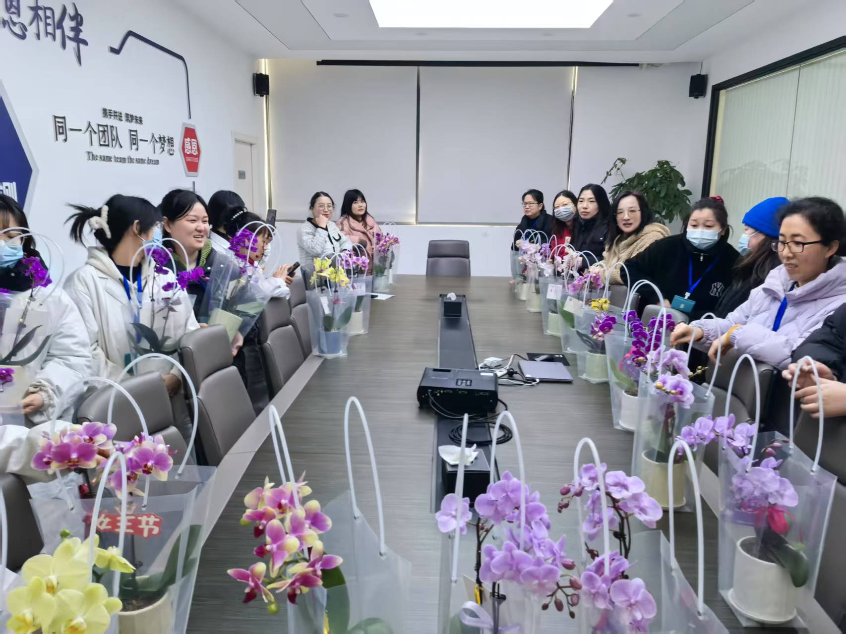 華寰檢測：春風送暖，花香滿溢——記三八婦女節(jié)的溫馨時刻